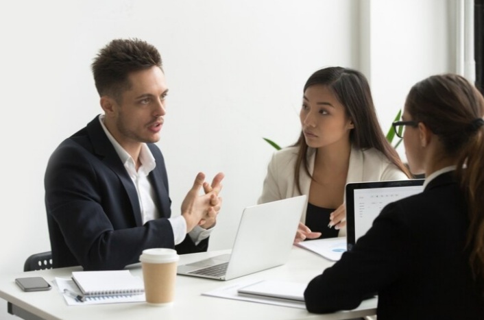 Ilustrasi frasa manipulatif yang sering diucapkan sang manipulator ulung untuk mengendalikan seseorang - Image