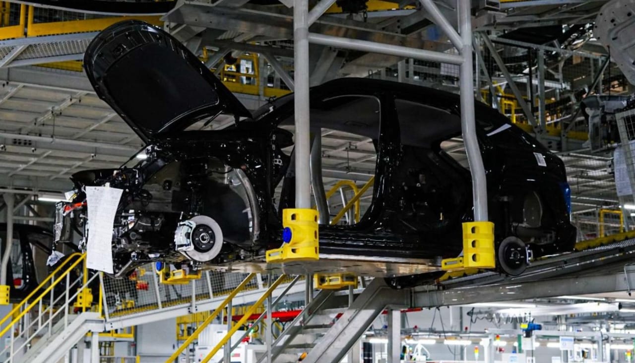 Produksi mobil di PT Hyundai Motor Manufacturing Indonesia (HMMI) di Greenland Industrial Center, Cikarang, Kabupaten Bekasi, Jawa Barat, Jumat (17/1/2025). (PT HMMI) - Image