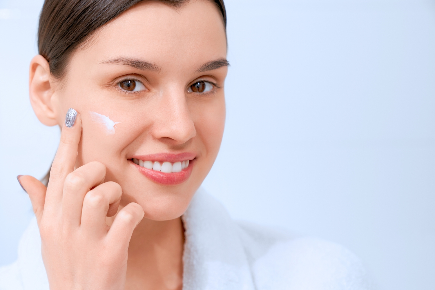 Ilustrasi menggunakan tabir surya. (Freepik) - Image