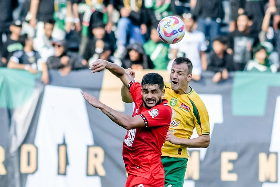 Dime Dimov berduel dengan Junior Brandao. (Instagram Persebaya) - Image