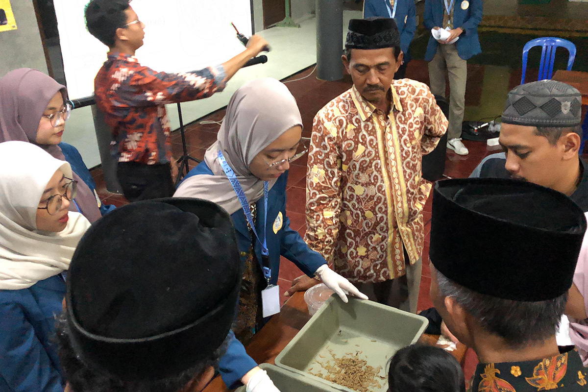 EDUKATIF: Mahasiswa KKN Unair ajarkan olah sampah dengan maggot kepada warga Desa Tamiajeng, Kecamatan Trawas, Mojokerto. (Iqbaal untuk Jawa Pos) - Image