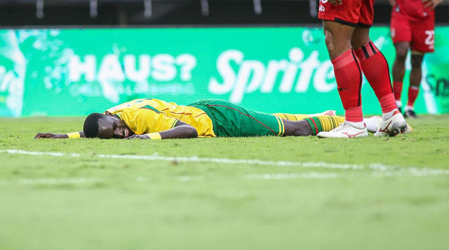 Pemain asing Persebaya Surabaya Flavio Silva terjatuh pada pertandingan pekan ke-19 Liga 1 Indonesia melawan Malut United di Stadion GBT Surabaya, Jumat (17/1/2025). - Image