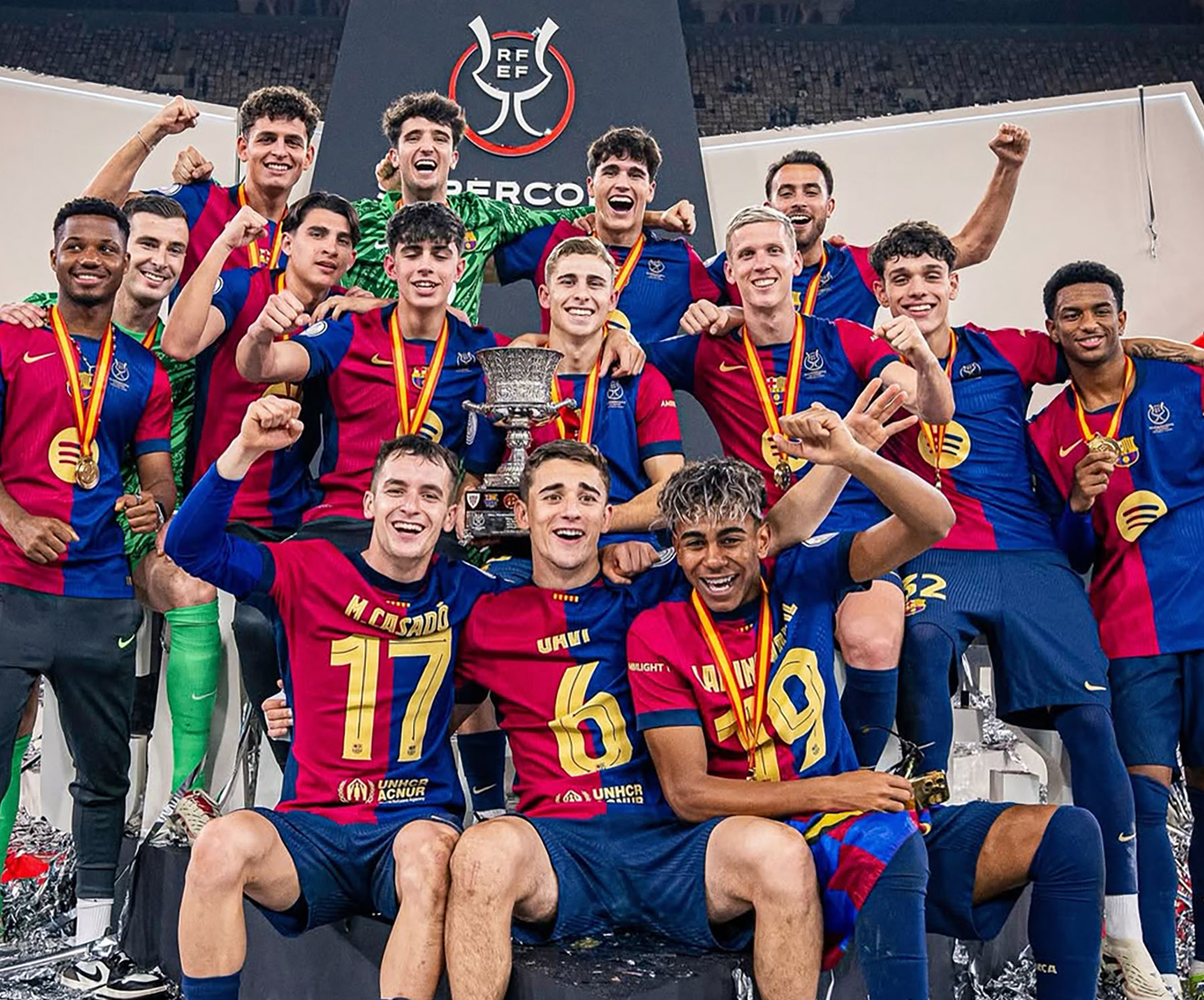 Skuad muda Barcelona merayakan gelar Piala Super Spanyol. (Dok. Instagram/@fcbarcelona) - Image