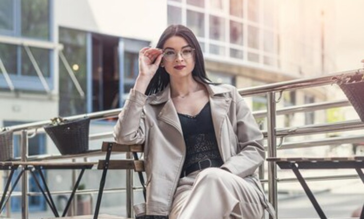 Ilustrasi wanita yang memiliki mode fashion yang tinggi. (Freepik) - Image