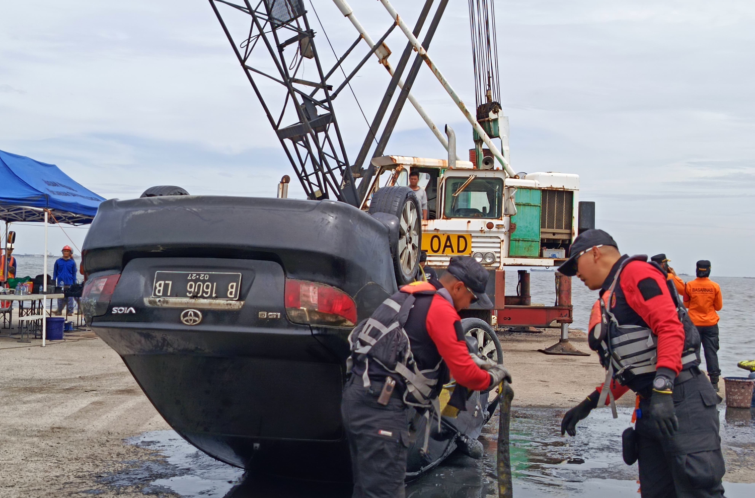 Basarnas mengangkat mobil Brigjen TNI (Purn) Hendra Hendrawan Ostevan dari dasar Laut Marunda pada Sabtu (18/1). (Kantor SAR Jakarta) - Image