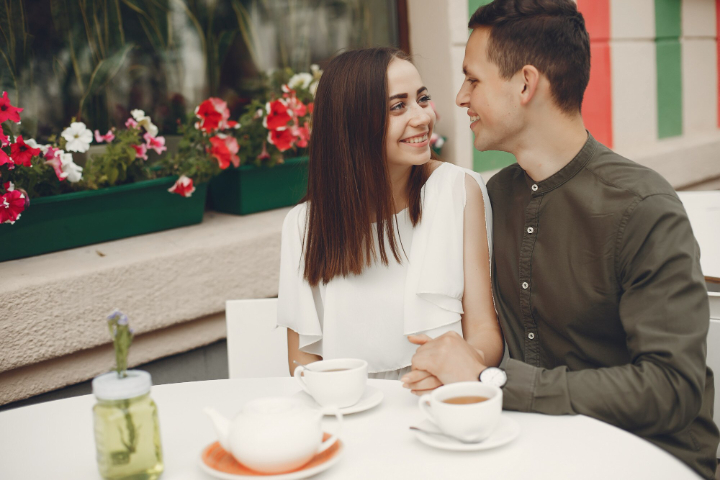 Ilustrasi perempuan yang benar-benar tertarik kepada seorang pria - Image
