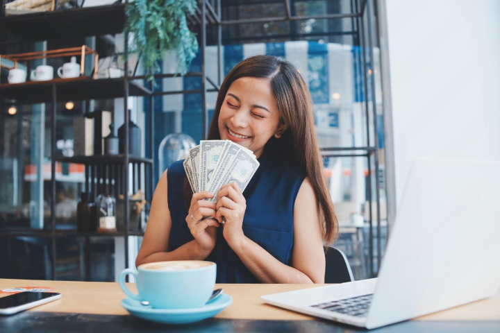 Seseorang yang rezekinya berlimpah setelah senang sedekah. (Freepik/EyeEm) - Image