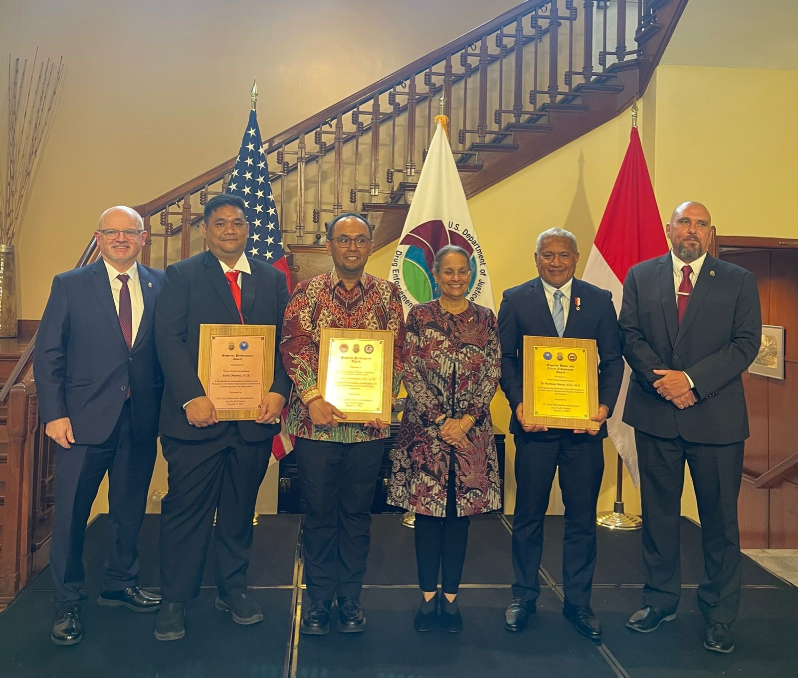 Pemerintah Amerika Serikat melalui Drug Enforcement Administration (DEA) memberikan penghargaan kepada Kepala Badan Narkotika Nasional (BNN) KomjenPol Marthinus Hukom. (Istimewa) - Image