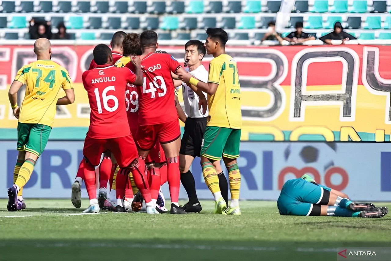 Wasit asing Ko Hyung-jin saat memimpin pertandingan antara Persebaya lawan Malut United di Stadion Gelora Bung Tomo (GBT) Surabaya, Jumat (17/1). (Antara/Rizal Hanafi) - Image