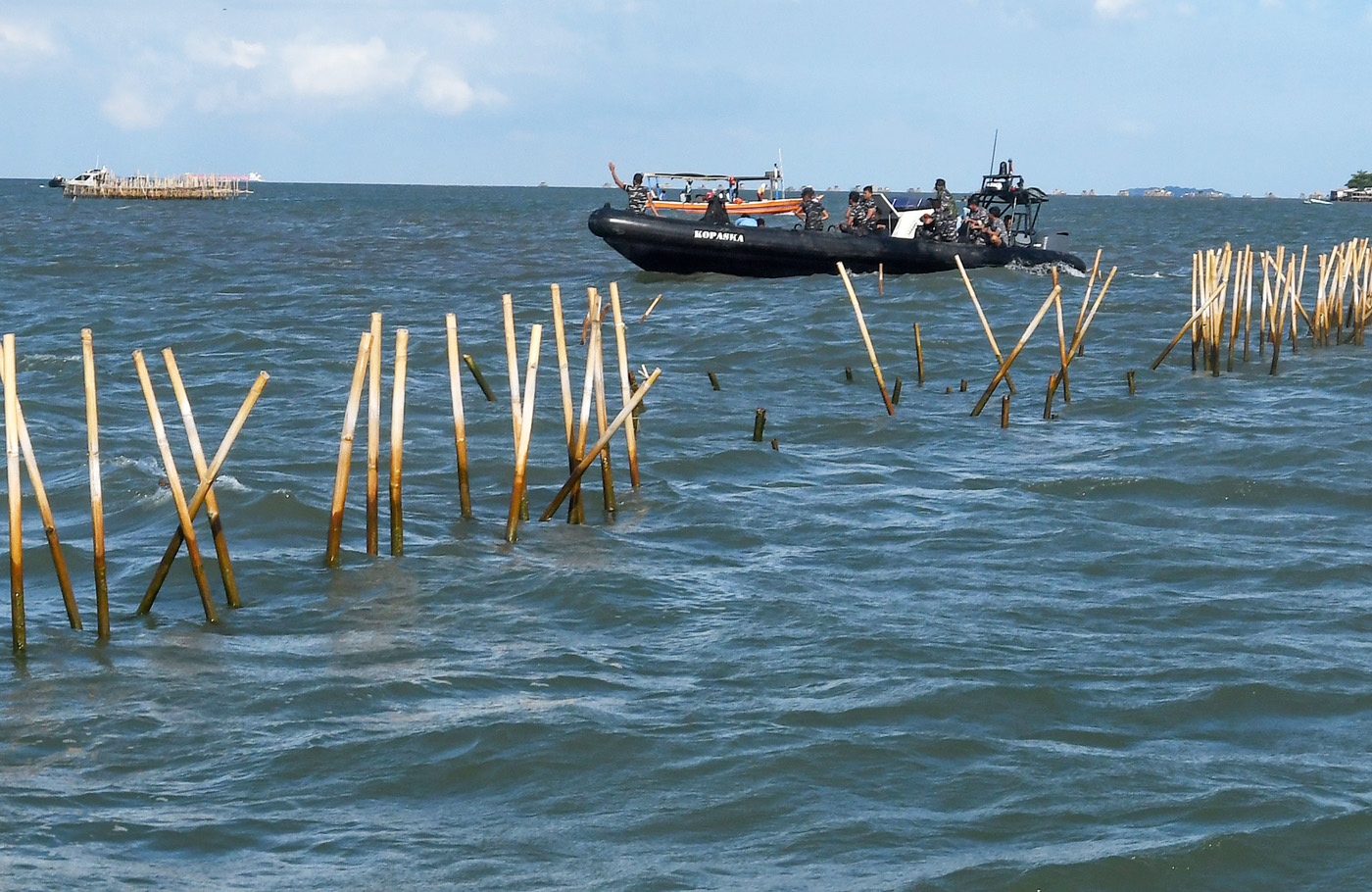 Personel TNI AL dan Nelayan membongkar pagar laut yang terpasang di kawasan pesisir Kabupaten Tangerang, Banten, Sabtu (18/1/2025). (Dery Ridwansah/ JawaPos.com) - Image
