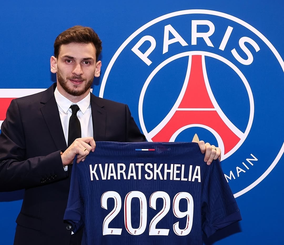 Khvicha Kvaratskhelia resmi diperkenalkan sebagai pemain baru PSG. (Instagram PSG) - Image