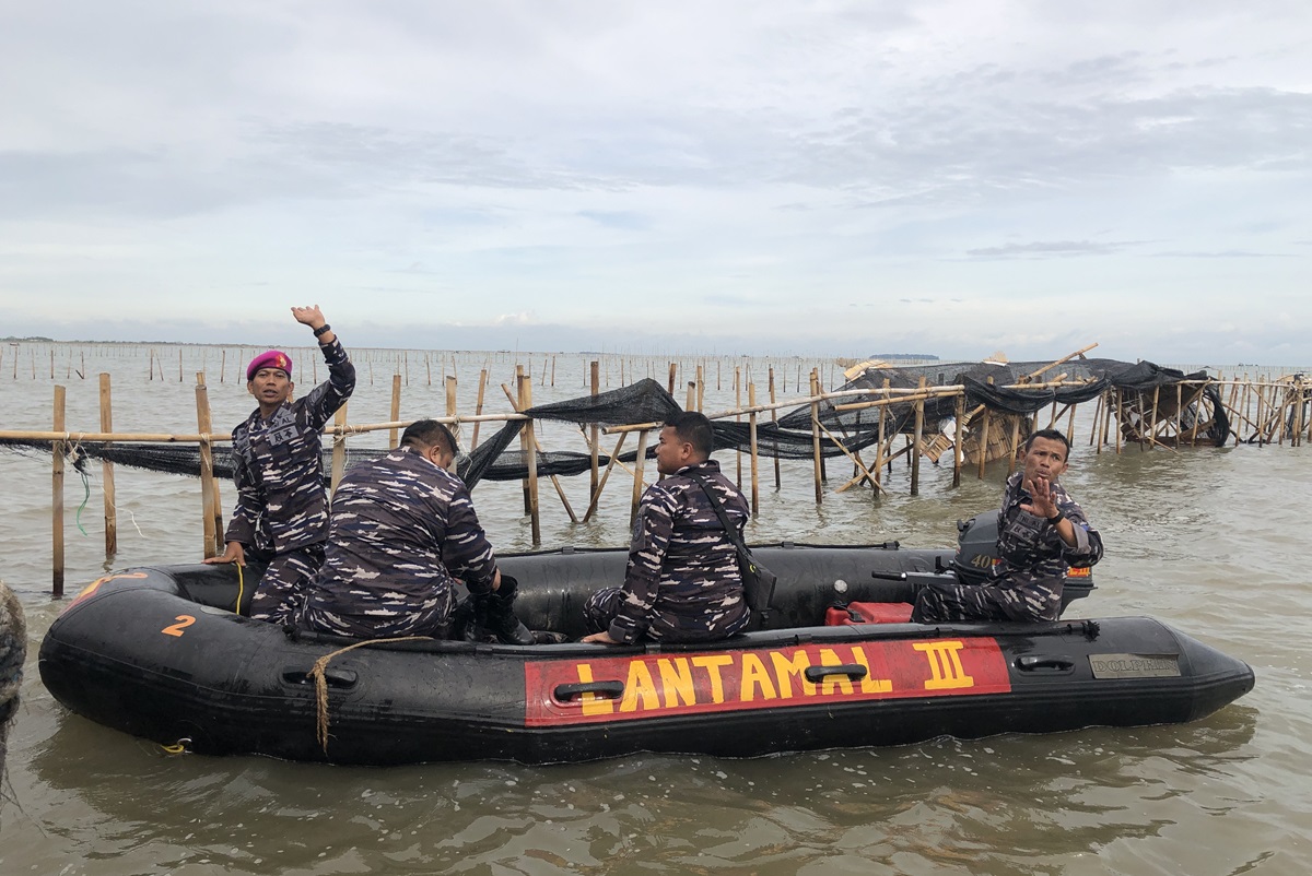 Prajurit TNI AL dari Lantamal III Jakarta bersama nelayan Tanjung Pasir membongkar pagar laut di Tangerang, Banten, pada Sabtu (18/1). (Syahrul Yunizar/JawaPos.com) - Image