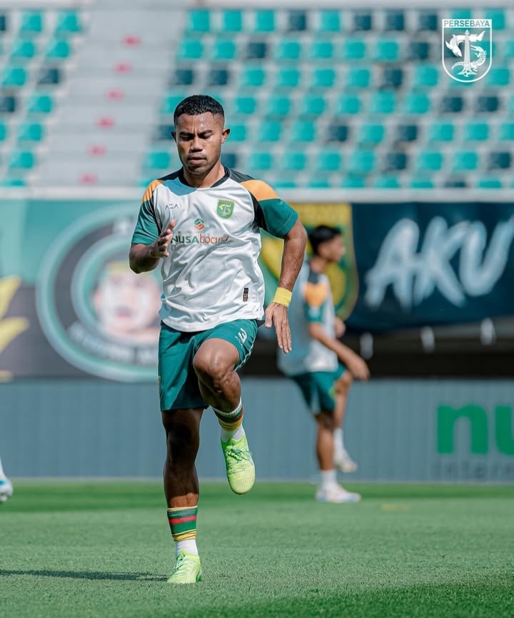 Bek Persebaya, Ardi Idrus menjadi sorotan akibat satu blunder dan satu gol bunuh diri yang berakibat pada kekalahan timnya. (Dok. Persebaya) - Image