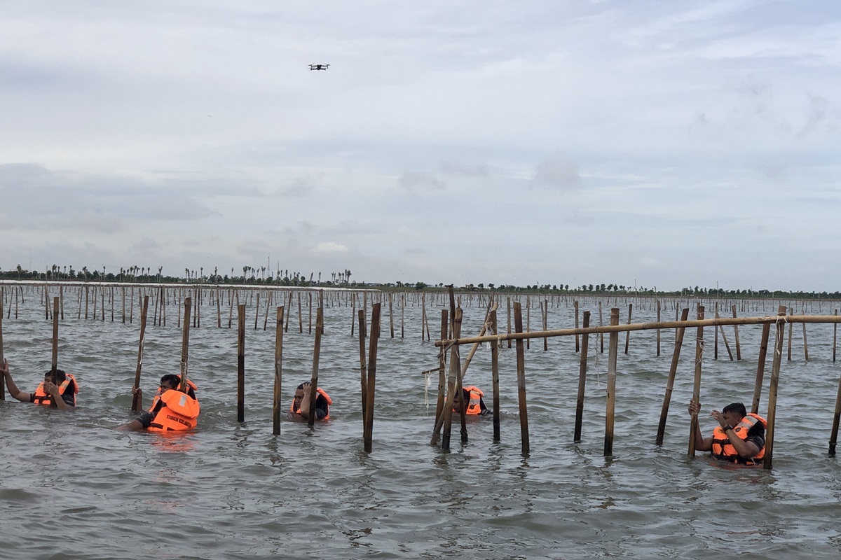 Pasukan khusus TNI AL dilibatkan dalam pembongkaran pagar laut di Tanjung Pasir, Tangerang, Banten pada Sabtu (18/1). (Syahrul Yunizar/JawaPos.com) - Image