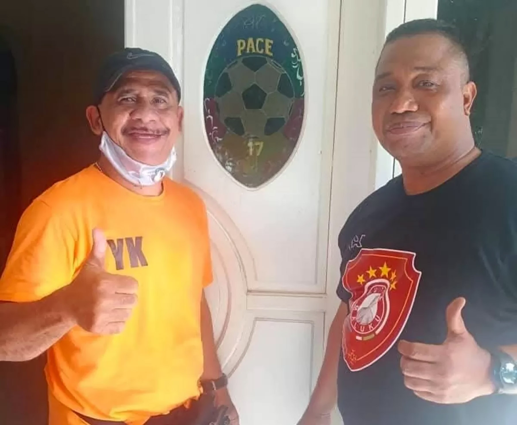Duo mantan Persebaya, Yongki Kastanya (kiri) dan Chairil Anwar.