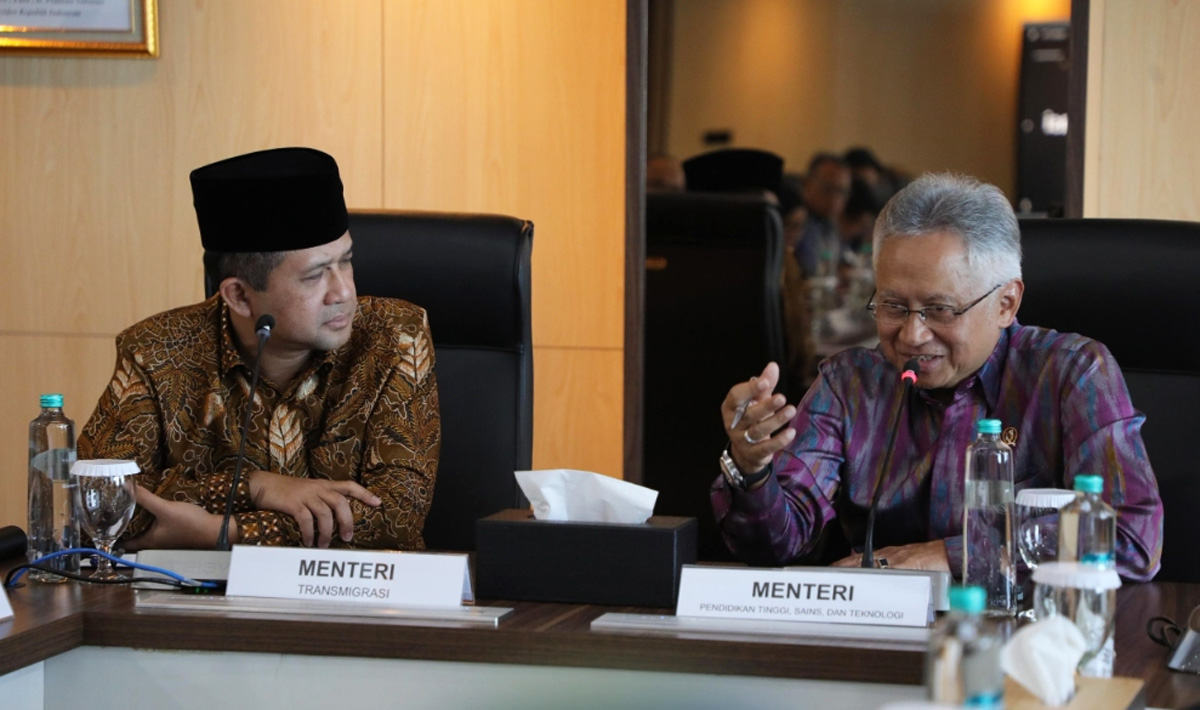 Menteri Dikti Saintek Satrio Soemantri Brojonegoro menerima Menteri Transmigrasi M. Iftitah Sulaiman Suryanagara di kantornya di Jakarta, Jumat (17/1). (Istimewa) - Image