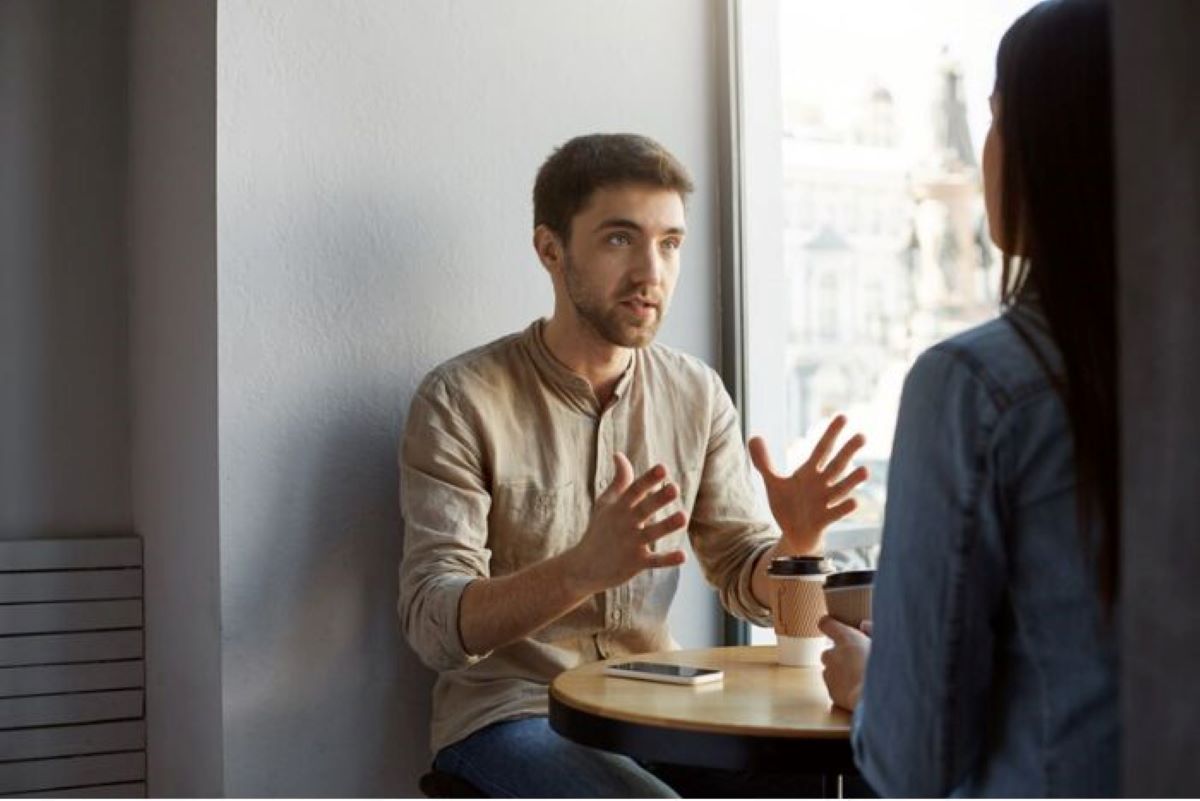 Ilustrasi meningkatkan keterampilan sosial tidak canggung dalam percakapan. (freepik) - Image