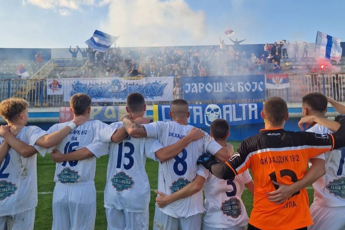 FK Hajduk 1912 bersama suporter militannya. (Instagram @zulu.shop.kula) - Image