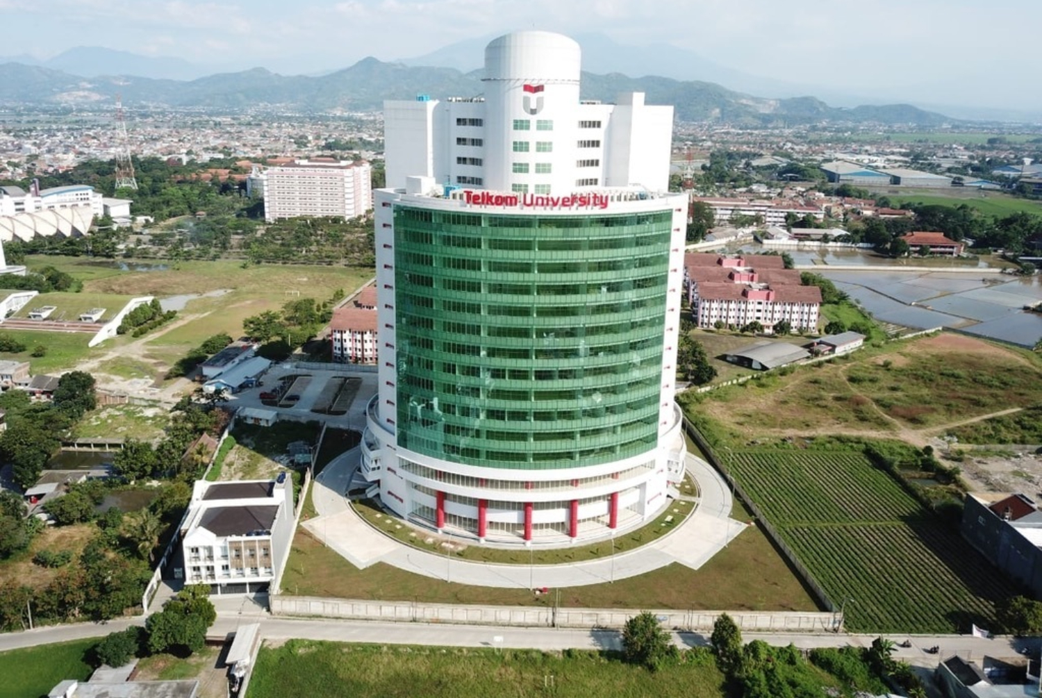 Telkom University menjadi kampus swasta terbaik Indonesia 2024 versi webometrics. (Quipper Campus) - Image