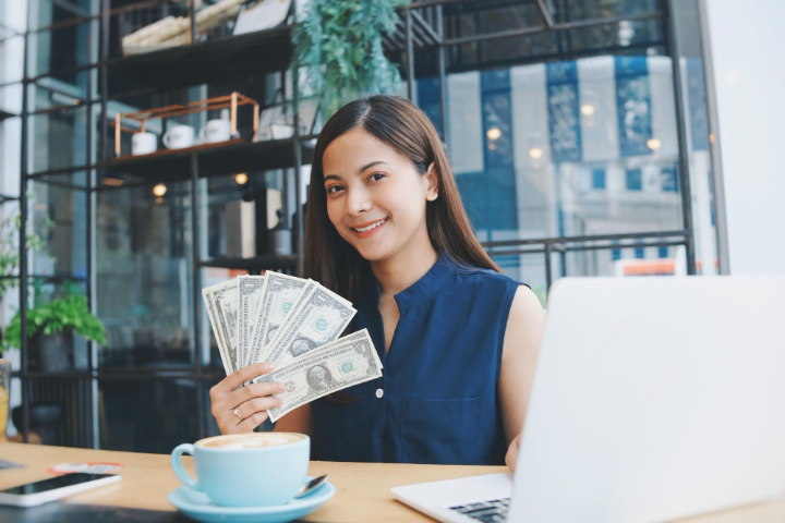 Ilustrasi seseorang yang hidup mujur dan keinginannya berhasil menembus langit - Image