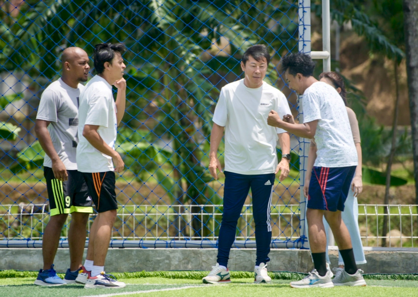 Shin Tae-yong saat menjalani syuting film Ghost Soccer: Bola Mati. (Istimewa) - Image
