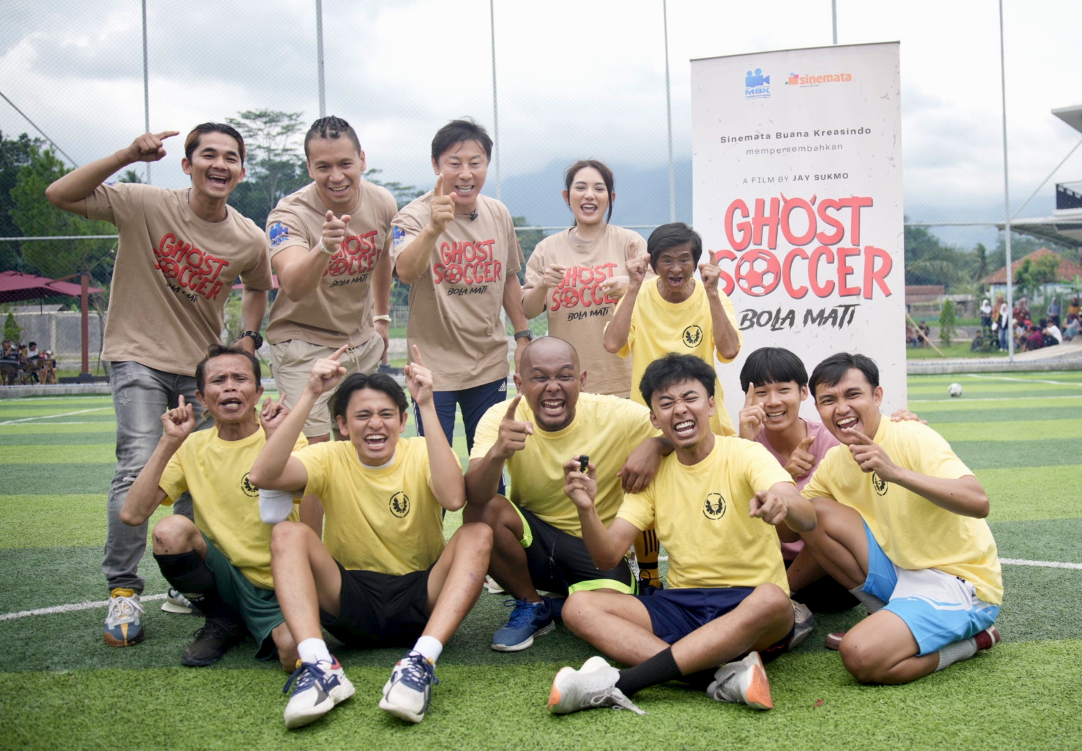 Shin Tae-yong bersama sejumlah pemain film Ghost Soccer. (Istimewa) - Image