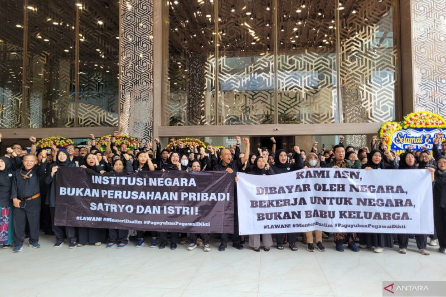 Ratusan pegawai Aparatur Sipil Negara (ASN) Ditjen Dikti Kemendiktisaintek menggelar aksi demo di depan kantor Kemendiktisaintek, Jakarta, Senin (20/1/2025). (ANTARA/Sean Filo Muhamad) - Image