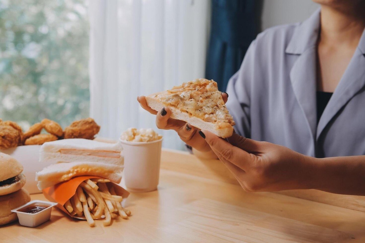 Ilustrasi makanan yang harus dihindari sebelum tidur. (Vecteezy: armmypicca) - Image