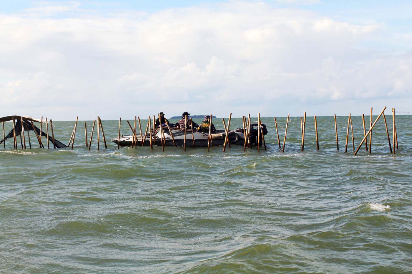 Nelayan membongkar pagar laut yang terpasang di kawasan pesisir Kabupaten Tangerang, Banten, Sabtu (18/1/2025). (Dery Ridwansah/ JawaPos.com) - Image
