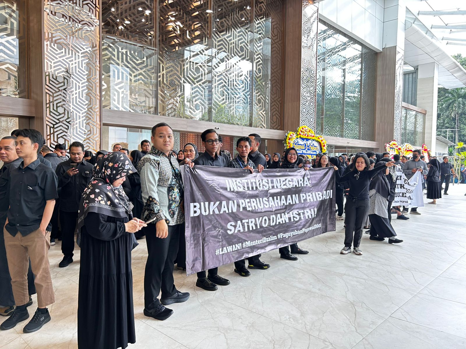 Aksi demo pegawai Kemdikti Saintek di kantor kementerian pada Senin (20/1). (Zalzilatu Hikmia/Jawa Pos) - Image