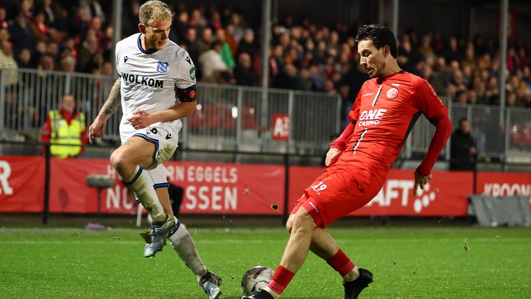 Thom Haye gagal mengantarkan Almere City meraih kemenangan lawan Heracles Almelo. (Dok. Almere City) - Image