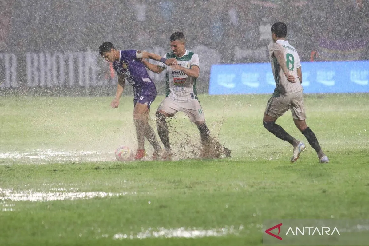 Kondisi Stadion Brawijaya Kediri dalam lanjutan pertandingan Liga 1 antara Persik Kediri vs PSS Sleman, Pelatih kedua ti mengeluhkan kondisi stadion saat terkena hujan deras (Antara) - Image