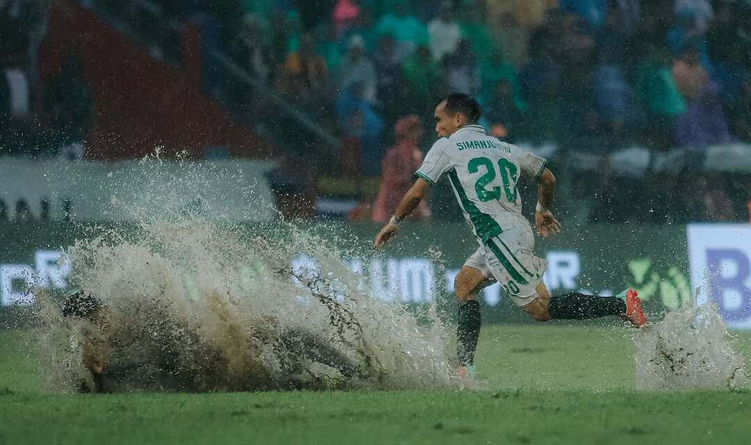 Potret kondisi lapangan Stadion Brawijaya saat Persik Kediri menjamu PSS Sleman. (@pssleman) - Image