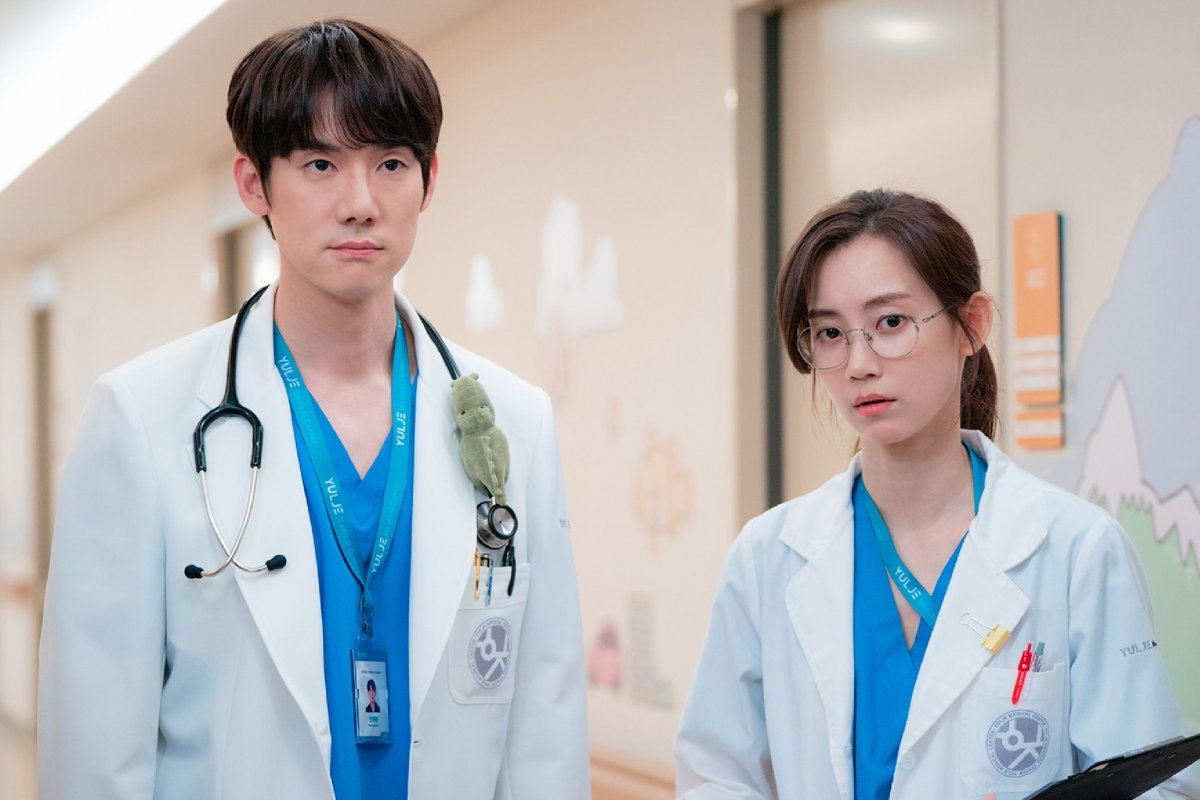 Penampilan Yoo Yeon-seok dan Shin Hyun-been di Hospital Playlist (IMDb) - Image