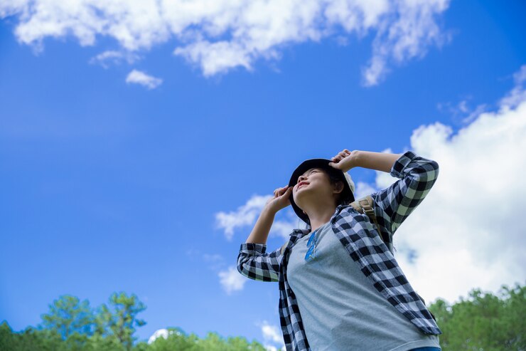 Ilustrasi seseorang melihat langit biru. (jcomp/freepik) - Image