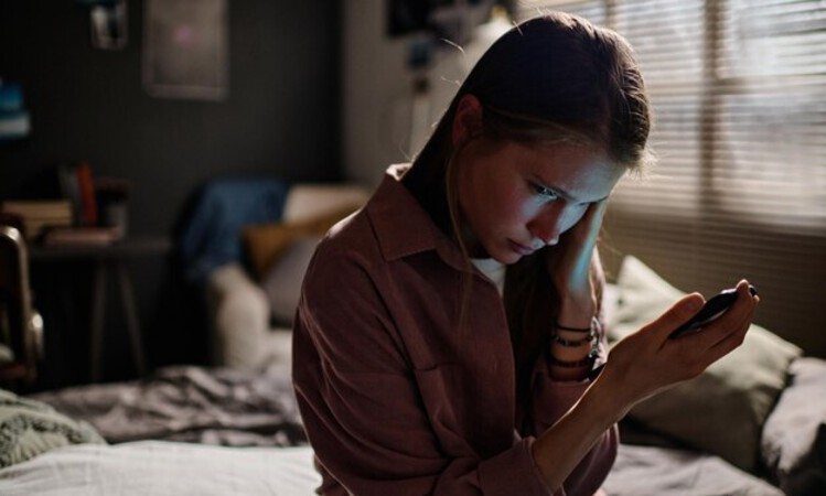 Ilustrasi wanita sedang mengalami kecemasan karena penggunaan social media yang berlebihan. (Freepik) - Image