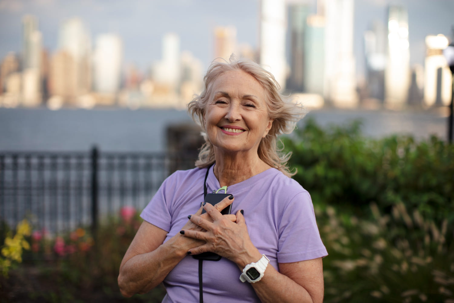 ilustrasi wanita yang masih sehat di usia senja. - Image