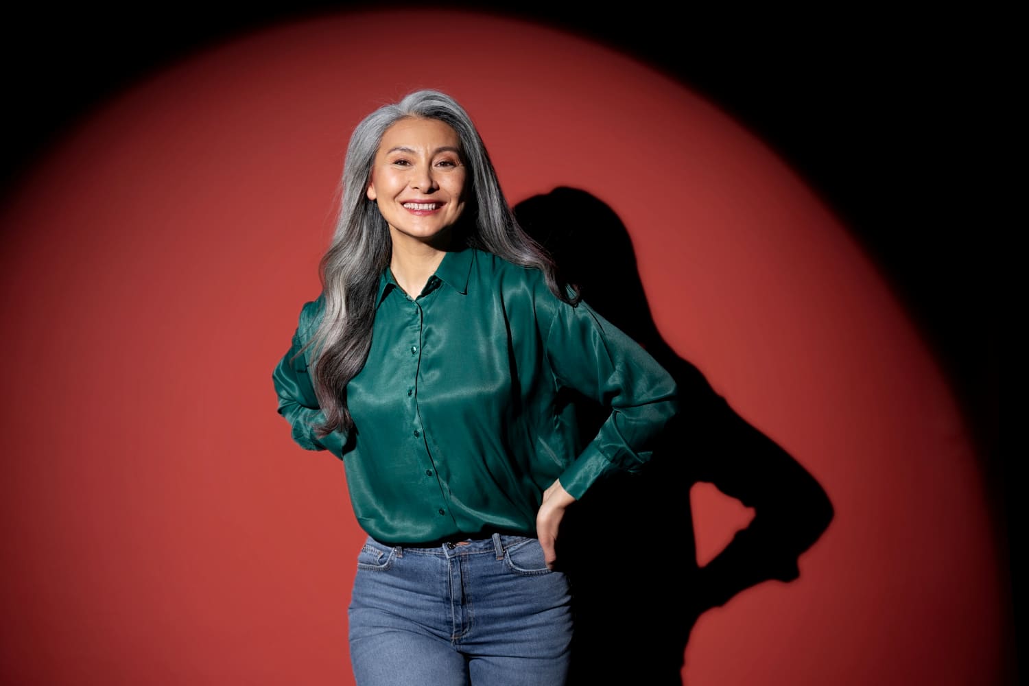 ilustrasi wanita yang terlihat awet muda. - Image