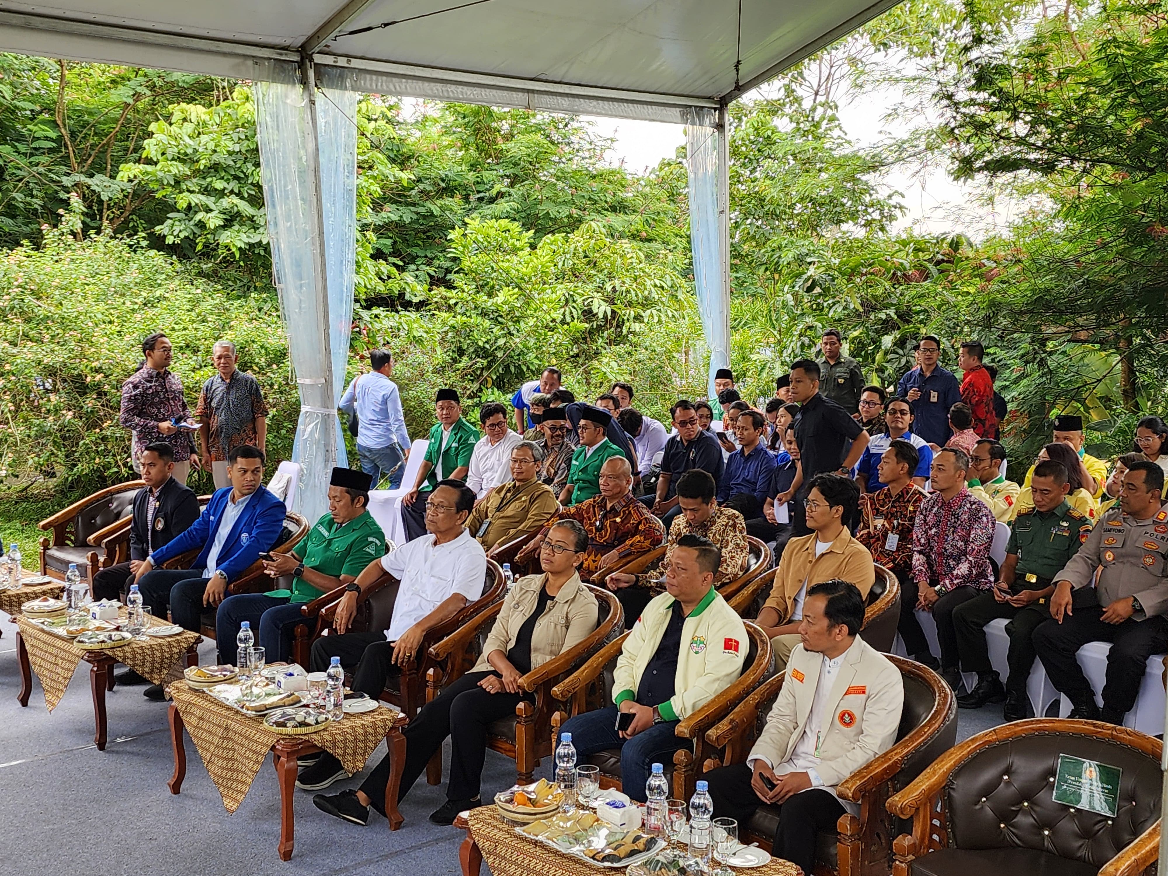 Sri Sultan Hamengku Buwono X menggelar acara Tanam 100 Pohon Langka bersama Pemuda Katolik. (Istimewa). - Image