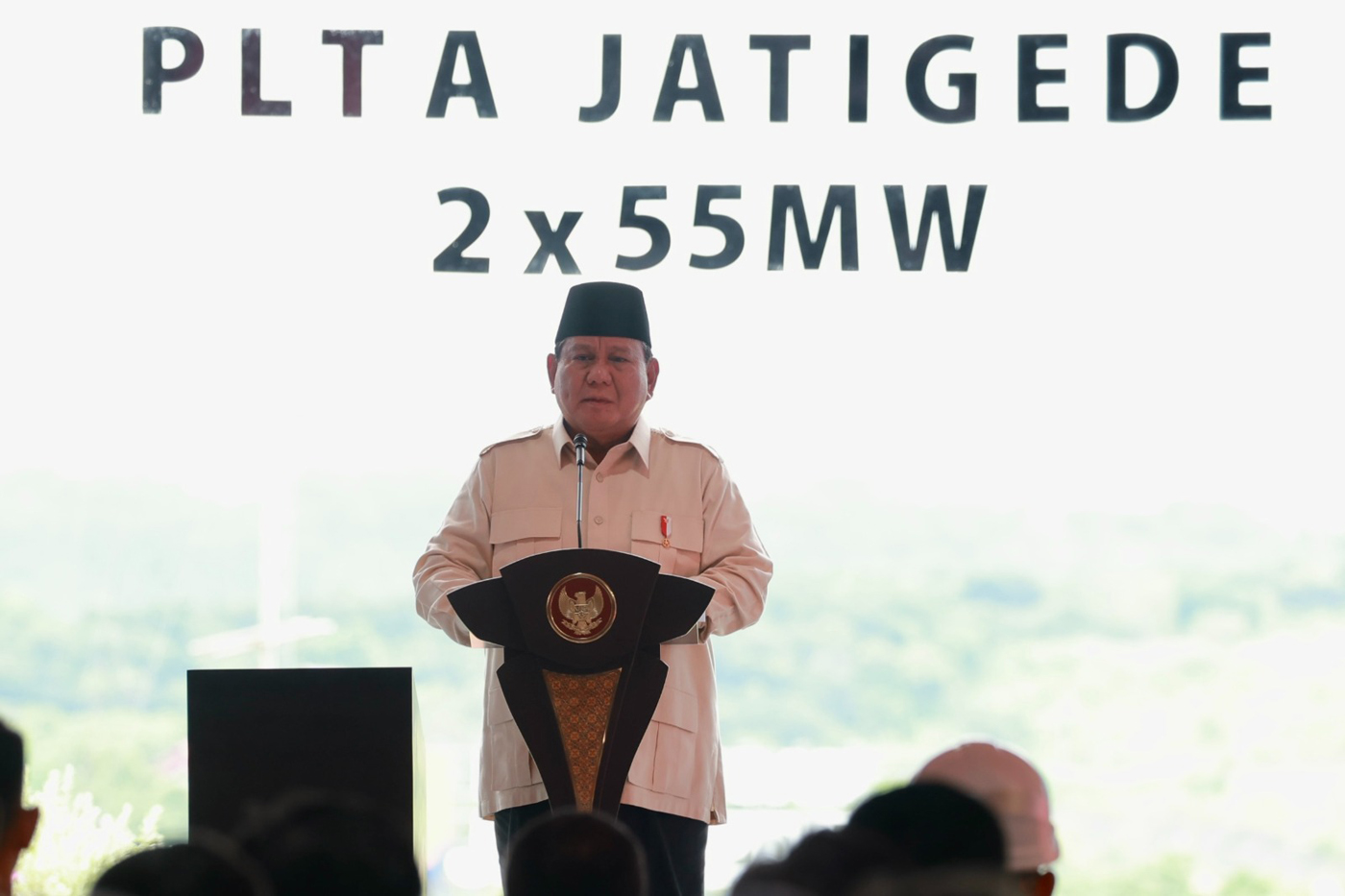 Presiden Prabowo Subianto memberikan sambutan pada peresmian 37 proyek ketenagalistrikan di 18 provinsi di PLTA Jatigede, Kabupaten Sumedang, Jawa Barat. (Biro Pers Sekretariat Presiden) - Image