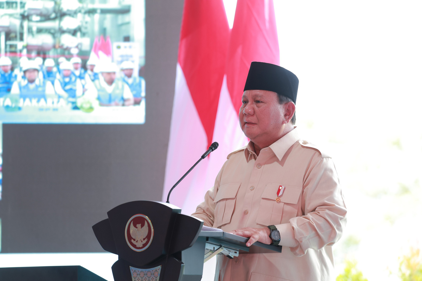 Presiden Prabowo Subianto memberikan sambutan pada peresmian 37 proyek ketenagalistrikan di 18 provinsi di PLTA Jatigede, Kabupaten Sumedang, Jawa Barat. (Biro Pers Sekretariat Presiden) - Image