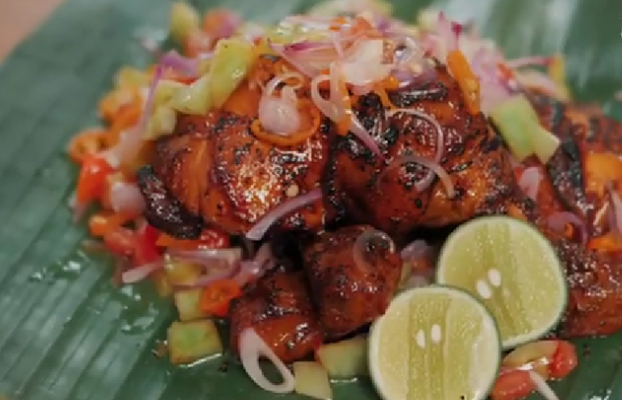 Resep Ayam Bakar dengan Sambal Dabu-Dabu yang Lezat dan Gurih./ Tangkap Layar YouTube Ade Koerniawan - Image