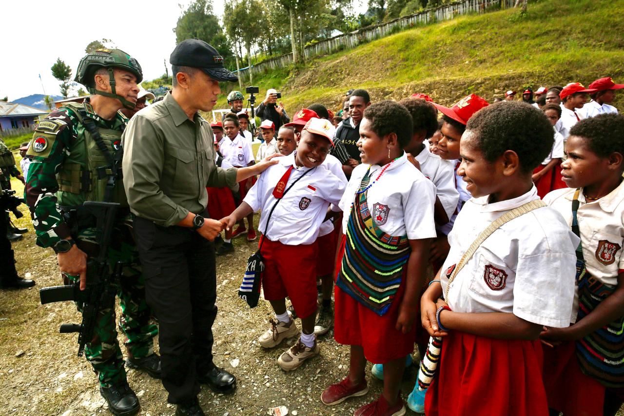 - Komando Gabungan Wilayah Pertahanan (Kogabwilhan) III, menggelar kick off program makan bergizi gratis di Distrik Sugapa Kabupaten Intan Jaya dan pegunungan Papua Tengah. (Istimewa) - Image