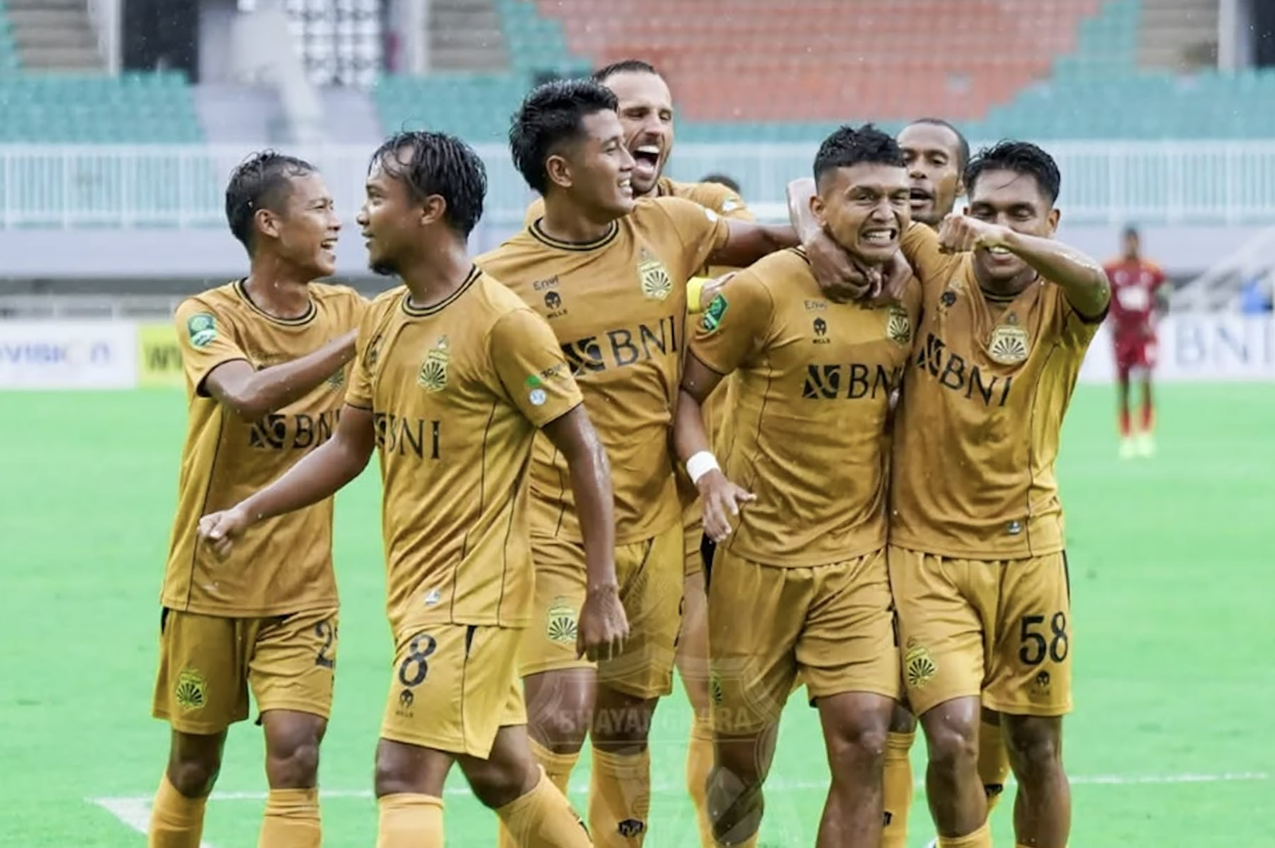 Selebrasi penggawa Bhayangkara FC saat merayakan kemenangan atas Persijap Jepara di Stadion Pakansari, Bogor, Selasa (21/1). - Image