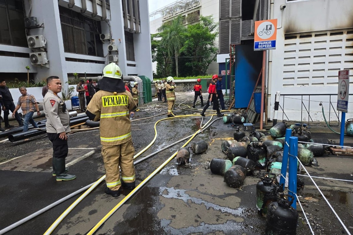 Petugas pemadam kebakaran dan aparat kepolisian mengamankan lokasi kebakaran di Gedung Bank Panin, Tanah Abang, Jakpus pada Selasa (21/1). (Istimewa) - Image