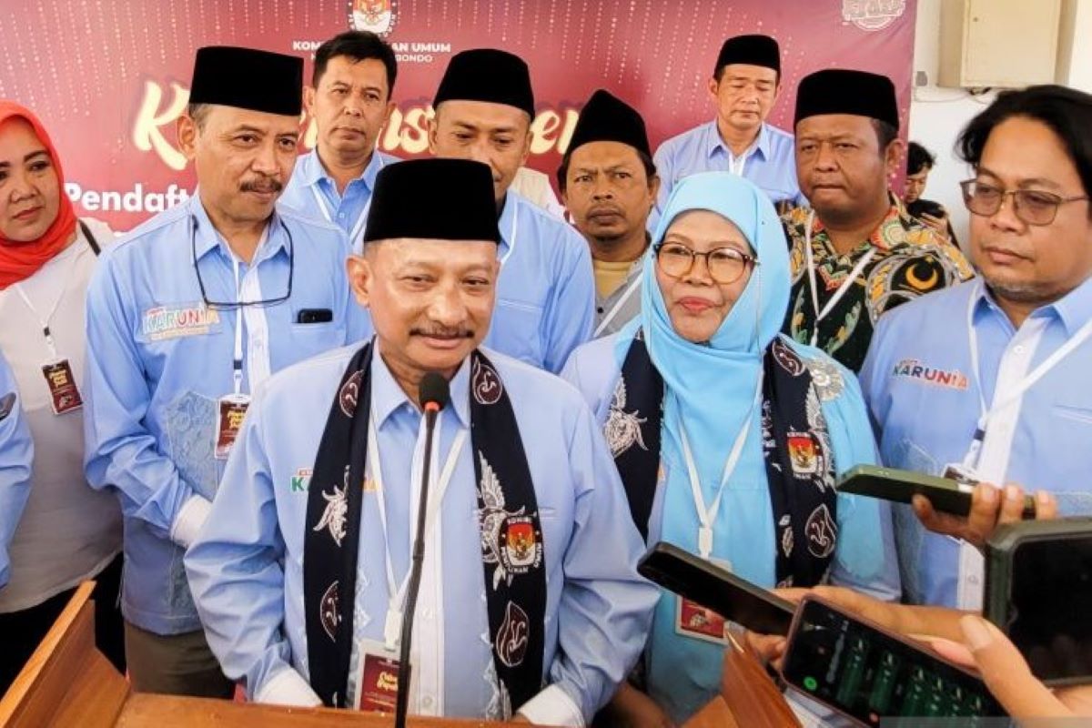 Wakil Bupati Situbondo Nyai Khoirani (kanan) mendampingi Bupati Situbondo Karna Suswandi. (Novi Husdinariyanto/Antara) - Image