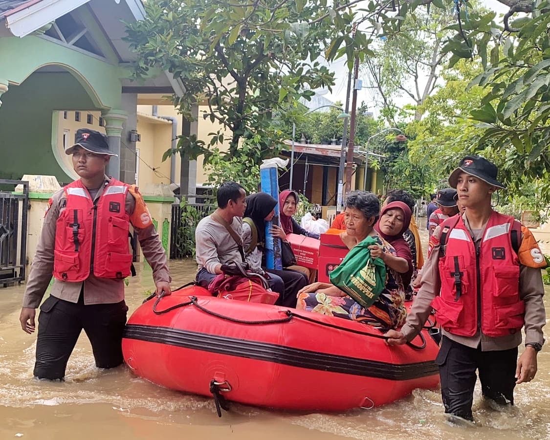 Personel Satuan Brimob Polda Jateng bantu evakuasi korban longsor dan banjir bandang di Pekalongan. (Polri) - Image