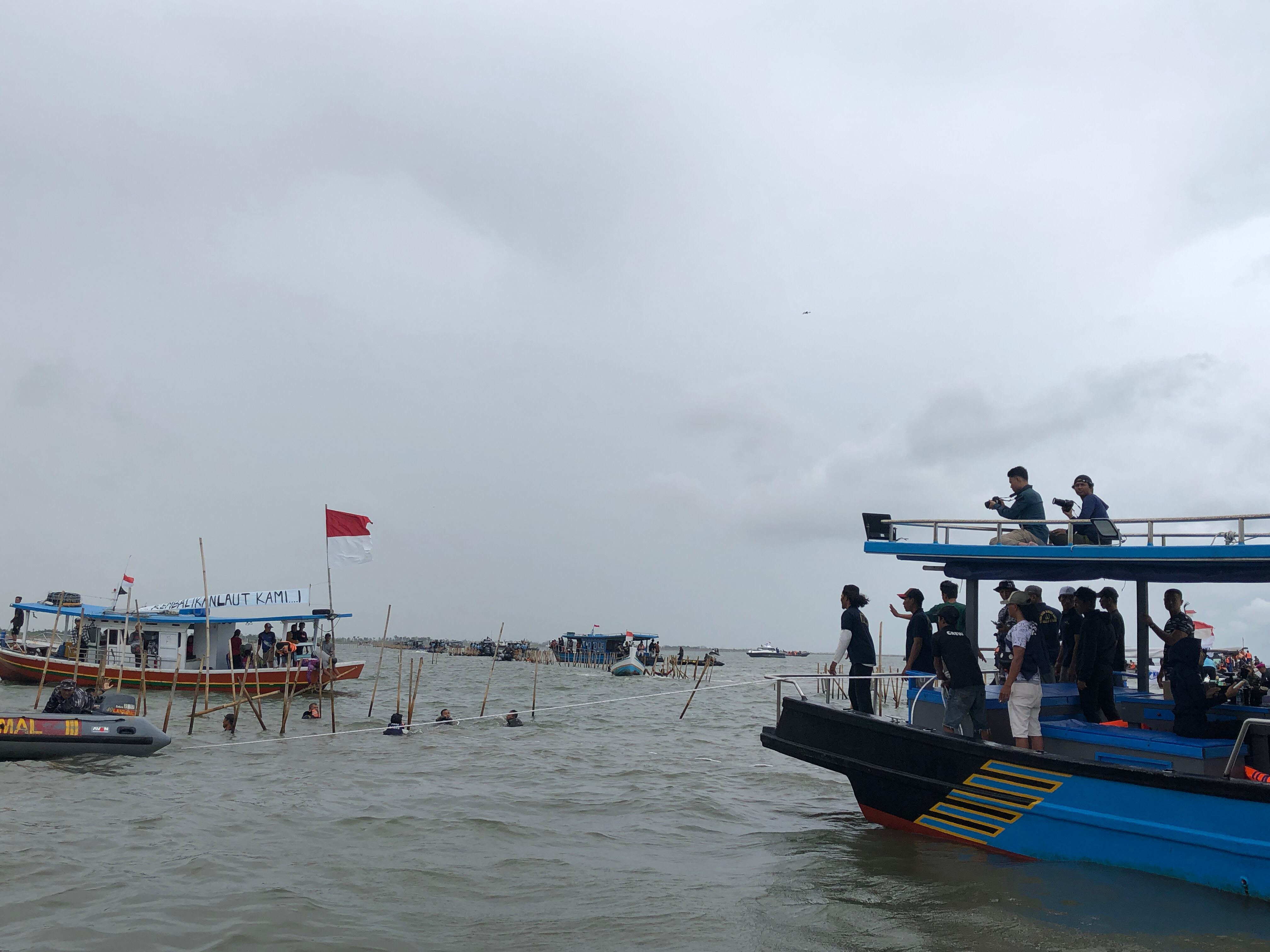 Sejumlah kapal dari berbagai instansi bergabung bersama kapal-kapal nelayan untuk membongkar pagar laut di Tangerang, Banten pada Rabu (22/1). (Syahrul Yunizar/JawaPos.com). - Image