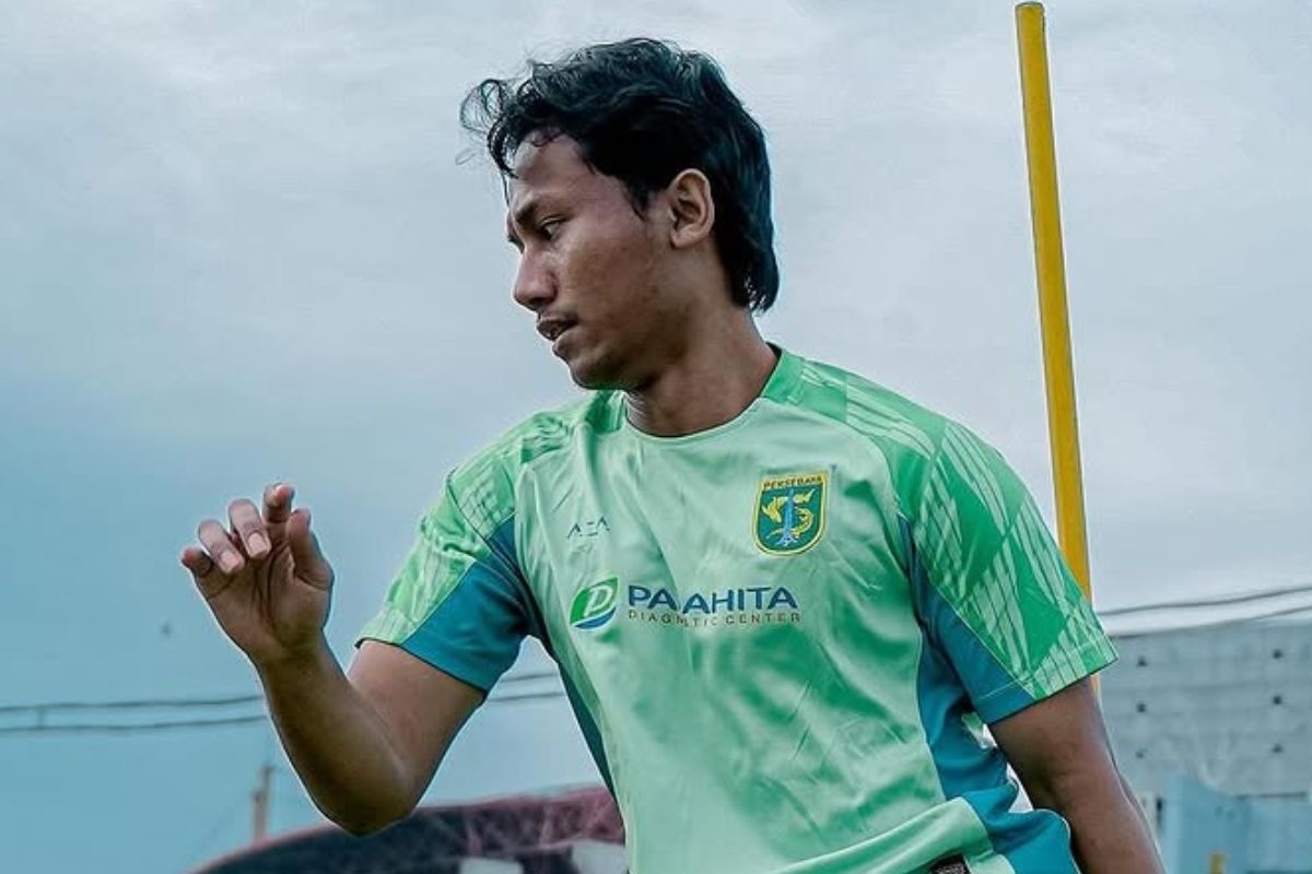 Kadek Raditya harus terus mengasah kemampuannya sebagai gelandang bertahan Persebaya Surabaya. (Media Persebaya) - Image