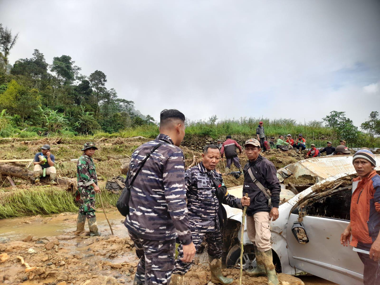 Para prajurit TNI AL dari Lanal Tegal bergabung dengan Tim SAR operasi pencarian korban di longsor dan banjir bandang di Pekalongan, Jawa Tengah (Jateng). (TNI AL) - Image